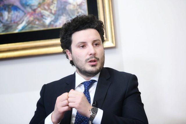 KËRCËNOHET Dritan Abazoviç: Presionet i marr çdo ditë, njerëz që shëtisin të armatosur, qëndrojnë pas vrasjeve apo…