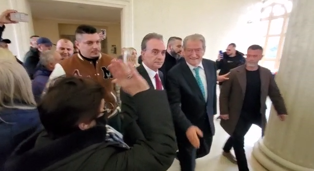 BERISHA MBËRRIN NË FIER/ Pritet me ovacione nga dhjetëra demokratë (VIDEO)