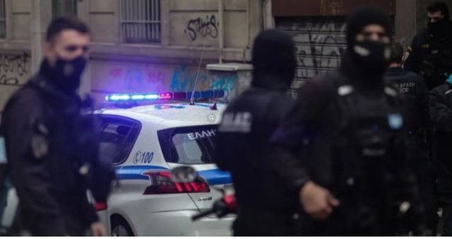 E PËSON KEQ SHQIPTARI NË ATHINË/ Qëlloi i dehur me armë në mes të qytetit, policia…
