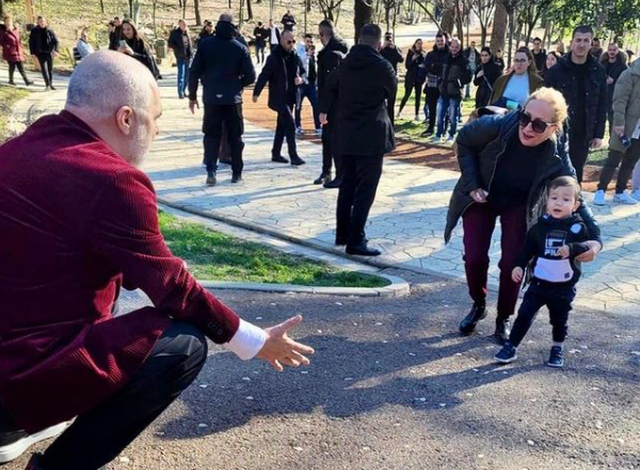 FOTOLAJM/ Rama i ulet fëmijës tek Liqeni, por shikoni reagimin e tij
