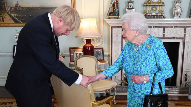 ÇFARË PO NDODH? Plas skandali i ri , Johnson sërish në telashe, i kërkon falje Mbretëreshës