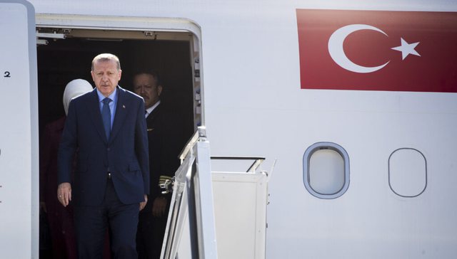 VIZITA NË SHQIPËRI/ Mbërrin avioni i Presidentit turk Erdogan në Rinas, pritet nga Rama