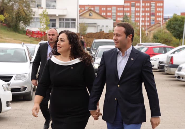 KËRCËNOHET VJOSA OSMANI DHE BASHKËSHORTI/ Ish-ambasadori: Tek unë vepron kanuni i Lekë Dukagjinit…