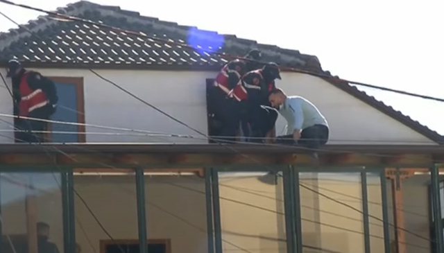 TENSIONE TE “5 MAJI”/ Forca të shumta policie kapin të riun mbi çatinë e shtëpisë, i vetëprangsur po bënte rezistencë