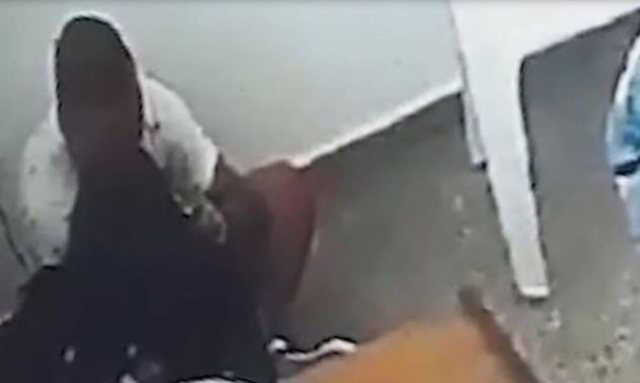 PAMJET/ Gjyqtarja kapet duke u puthur me të burgosurin vrasës, donte ta shpëtonte nga burgimi i përjetshëm