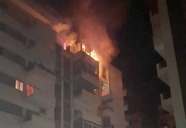 E RËNDË/ Përfshihet nga flakët banesa në katin e katert të pallatit në Tiranë (PAMJET)