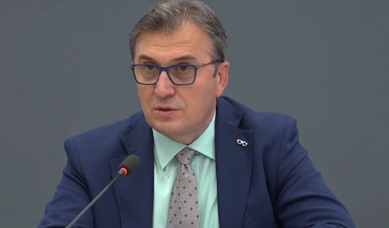 TEMPERATURA NËN ZERO/ Skënder Brataj: Disa këshilla për të jetuar me të ftohtin, si mbrohet trupi ynë