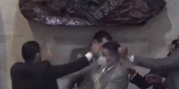 PUBLIKOHET VIDEO QË PO “THYEN RRJETIN”/ Plas keq sherri në Parlament, rrahje masive mes deputetëve