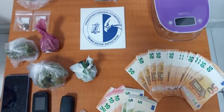 2 ÇANTA…/ Sekuestrohen 56 kg marijuanë në kufi me Shqipërinë, çfarë gjeti policia gjatë kontrollit në makinë