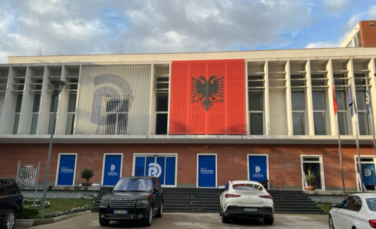 PROTESTA/ Thirrjet për të marrë me dhunë selinë e PD dhe të nxjerrin Bashën me forcë, Garda dhe Policia në gatishmëri
