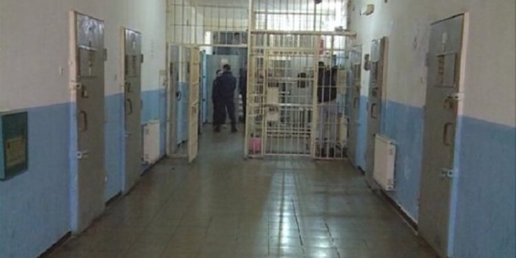 I DËNUAR PËR VRASJE/ Ndërron jetë i burgosuri në Peqin, i infektuar me COVID