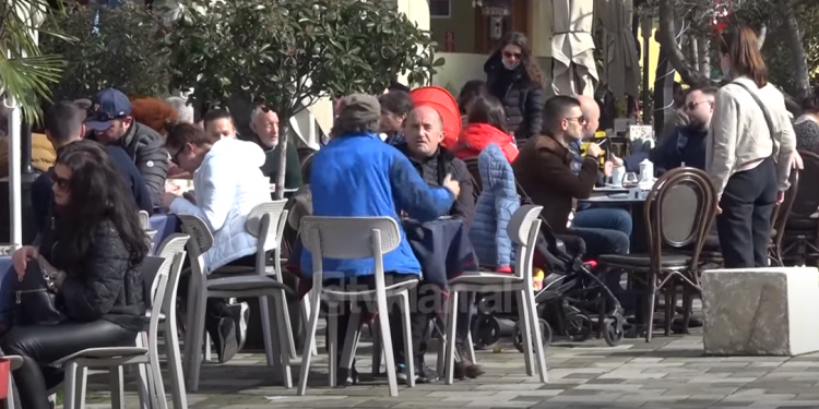 SHIFRAT/ “Omicron” trefishon të infektuarit aktivë në dy javë, shqiptarët “flenë” të qetë