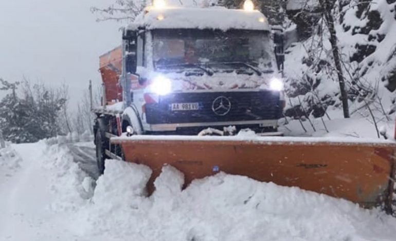 SHQIPËRIA “PUSHTOHET” NGA ACARI/ Balluku bën bilancin dhe nxjerr tabelën: Ja situata në akset rrugore. Kjo është zona më e ftohtë në vend