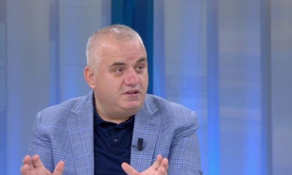 “NDAJE MENDJEN ME KË JE”/ Artan Hoxha me kërkesë publike, reagon këngëtari që këndoi me Berishën e Bashën