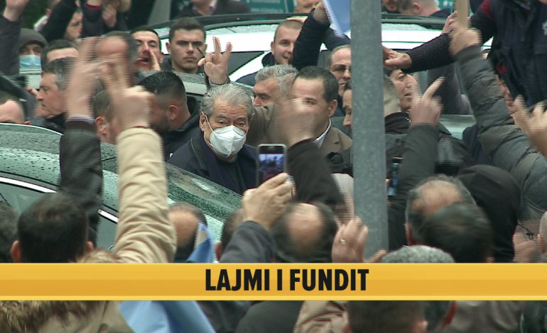 MBËSHTETËSIT E TIJ HYJNË NË PD/ Berisha mbërrin në selinë blu, pritet me ovacione