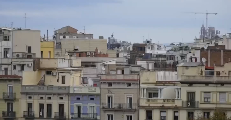 LYERJA ME NGJYRË TË BARDHË E ÇATIVE/ Mënyrë për të luftuar rritjen e temperaturave në Barcelonë
