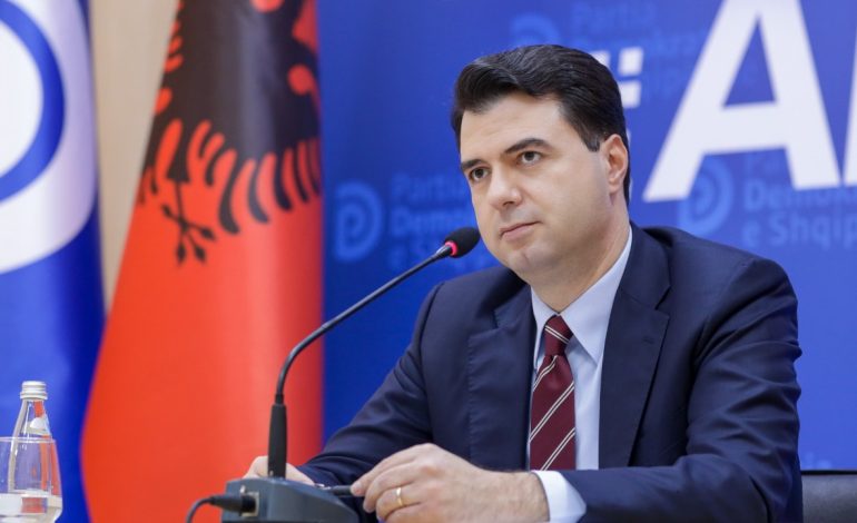 PAK ORË PARA PROTESTËS SË BERISHËS/ Basha e nis punën herët, shkon në zyrën e tij