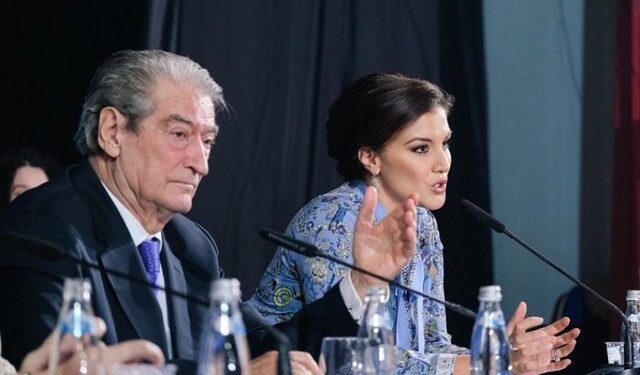 BERISHA AKUZON BASHËN SE KA MARRË ZARFE ME LEKË/ Garo: Sot demokratët zgjodhën të lirë