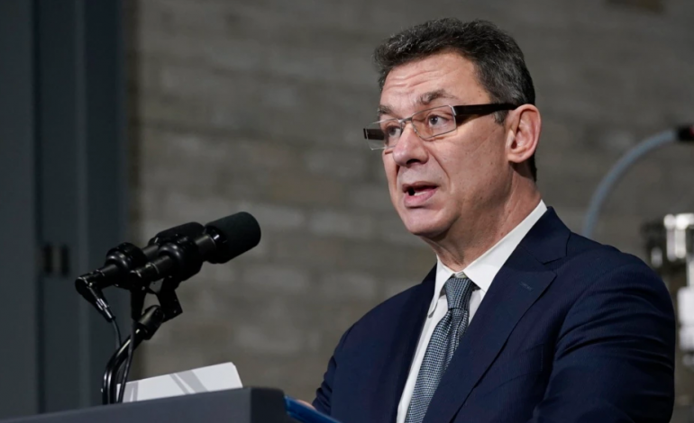 COVID-19/ Drejtori ekzekutiv i kompanisë Pfizer: Më mirë një vaksinë e përvitshme, se sa doza të shpeshta përforcuese