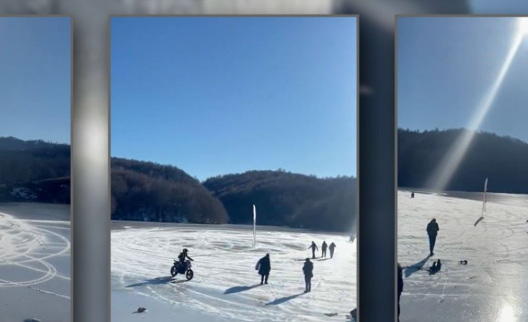 PAMJET/ I ftohti ngrin liqenin në Bizë të Martaneshit, turistët xhiro me motor mbi shtresën e akullit