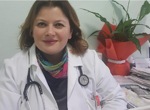 SHPËRTHIMI I OMICRON/ Mjekja: Brenda ditësh infektohet e gjithë familja. Ja çfarë thotë për shërimin pas Covid-it