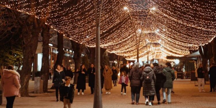 NDËRRIMI I VITEVE/ Rama shpërndan në rrjet fotot nga atmosfera festive në Korçë (FOTO)