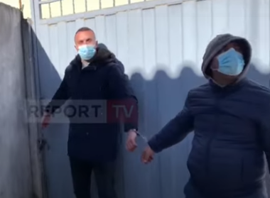 TË LIDHUR ME PRANGA/ Dy banorë në “5 Maj”, gati për t’u sakrifikuar për të “shpëtuar shtëpinë” (VIDEO)