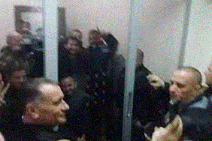 “BASHA IK”/ Stresi dhe të arrestuarit e protestës në PD, nuk ndalen as në Gjykatë (VIDEO)