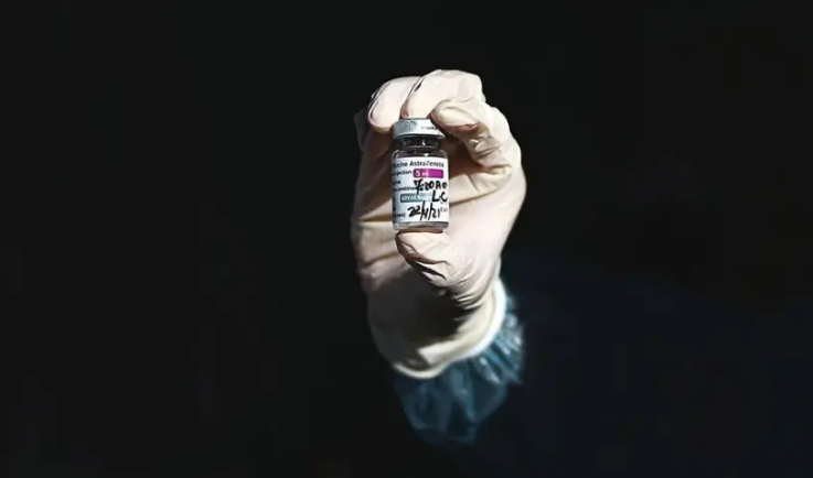 COVID-19/ Moderna fillon provat klinike me një vaksinë të posaçme për variantin Omicron