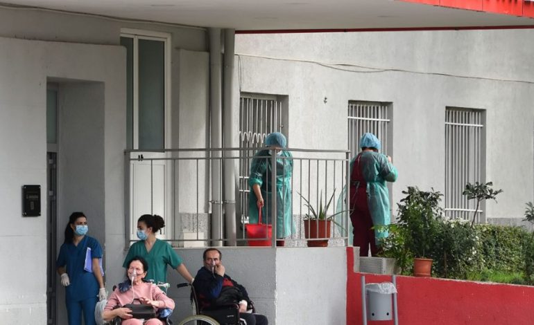 PANDEMIA/ 100 pacientë e nisën 2022 tek Infektivi, 13 të shtruar gjatë natës