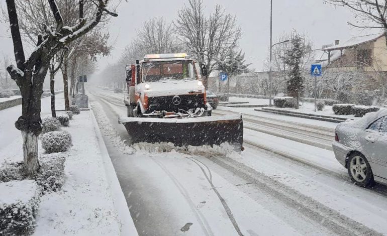 I FTOHI POLAR NË SHQIPËRI/ ARRSH apel shoferëve: Reduktoni shpejtësinë! Ja si shfaqet situata në akset…