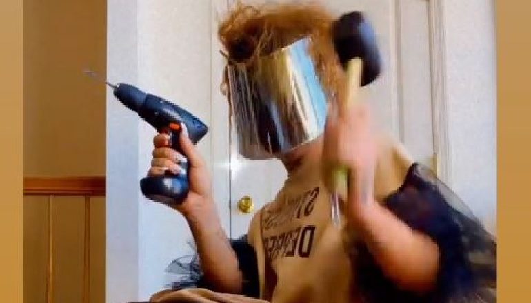 ME ÇEKIÇ DHE TRAPAN NË DORË/ Biznesmeni gay ironizon dhunën në 8 janar: Unë i qetësoj shpirtrat e trazuar të 2 PD-ve