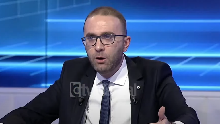 “HEDH POSHTË ME NEVERI”/ Bardhi akuza zyrtarit të lartë të policisë se është kriminel, Vocaj:Kallëzim penal