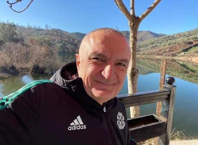 META SHIJON DIELLIN/ Poston selfie nga liqeni: Ju uroj…