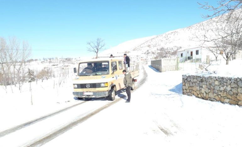 RESHJET E BORËS/ Të gjitha rrugët e kalueshme në qarkun e Korçës, në zonat malore lëvizja me zinxhirë