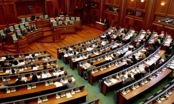 KOSOVË/ Kuvendi miraton rezolutën kundër referendumit të Serbisë