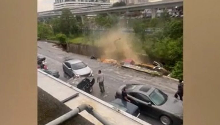 MOMENTI I FRIKSHËM/ Shihni si shembet rruga në Malajzi dhe “merr me vete” pesë makina