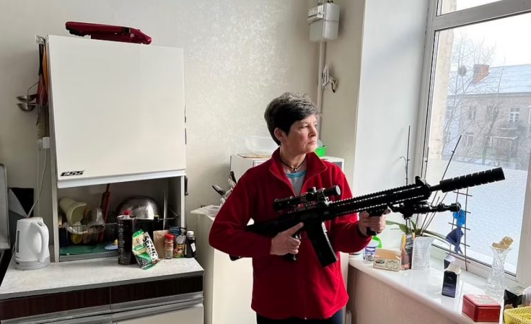 TENSIONET ME RUSINË/ Armatoset nëna ukrainase: Nëse vjen puna do të luftojmë për Kievin