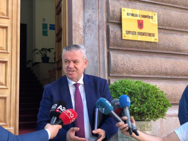 TRANSAKSIONET E DYSHIMTA TË MURRIZIT/ Mori 515 mijë euro dividend dhe pagoi 100 mijë euro cash për aksionet e Tv…