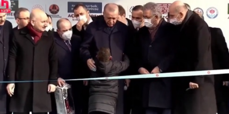 PAMJET/ Vogëlushi i lutet Erdoganit: Xhaxhi President babi im ka 10 vite në burg, më ka marrë malli