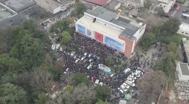 KAOSI NË PD/ Pjesa më e madhe e protestuesve të vendosur në oborr, pamjet me dron