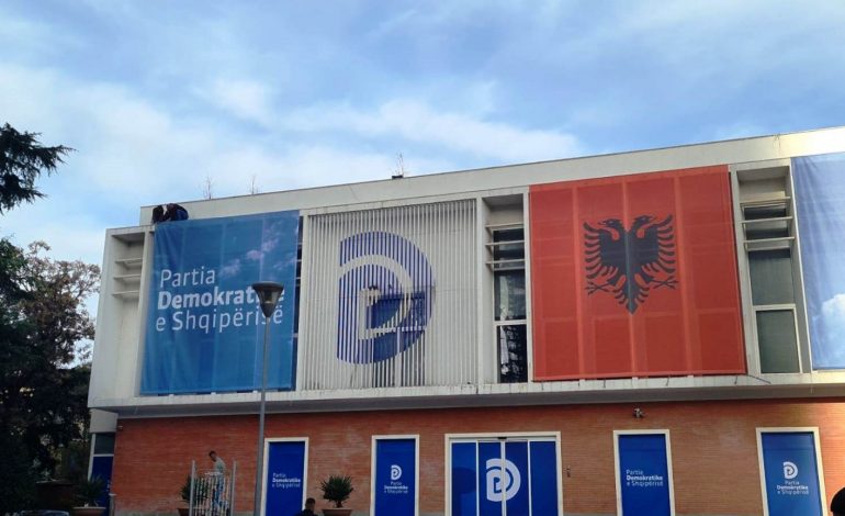 PAMJET/ PD ndryshon “look”, pas rikonstruksionit, fasada e selisë vishet me ngjyra e banera