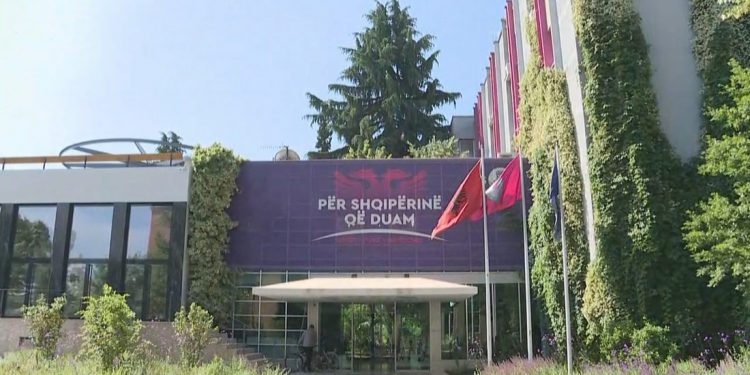 ZHVILLIMET POLITIKE/ Rama mbledh në selinë e PS drejtuesit e qarqeve