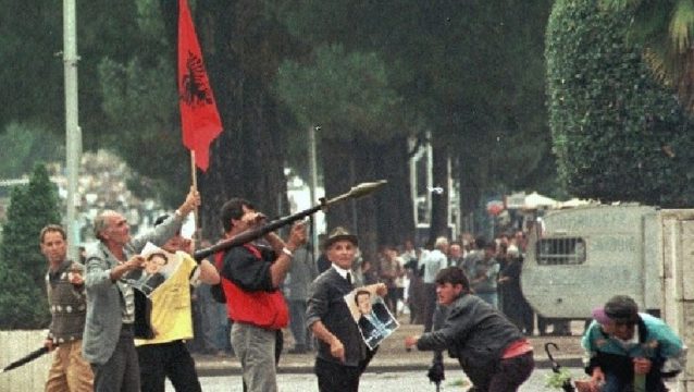Të akuzuarit për grushtin e 14 shtatorit ’98 pjesë e grupit të Berishës për të pushtuar selinë e PD-së, pritet të rrethojnë Bashën më 8 janar