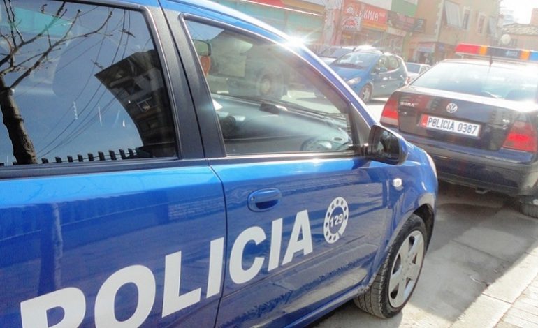 U KAPËN ME KOKAINË/ U prezantua si polic, arrestohet 35-vjeçari në Tiranë, në pranga dhe drejtuesja e mjetit (EMRAT)