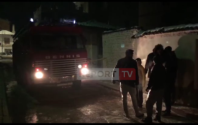 E RËNDË NË KORÇË/ Përfshihet nga flakët një banesë, humb jetën nga asfiksia 67-vjeçari (VIDEO)