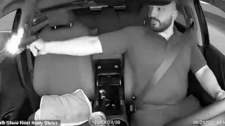 PAMJE TË RËNDA/ E shau nga makina ngjitur, burri nxjerr pistoletën dhe e qëllon 11 herë me plumba (VIDEO)