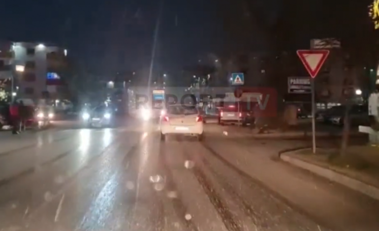 MOTI I KEQ/ Temperatura të ulëta, nisin reshjet e para të dëborës në Fier dhe Vlorë (VIDEO)