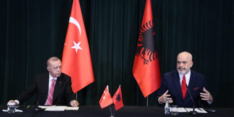 A DUHET TË SHQETËSOHET BE PËR NDIHMEN QË I JEP SHQIPERISË? Erdogan: Jemi vëllezër! Rama: Ato që fliten janë…