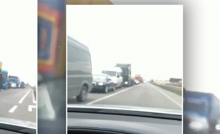 ERDOGAN NË LAÇ/ Policia mbyll rrugët, mijëra shoferë të bllokuar në Fushë-Krujë dhe Rinas (VIDEO)